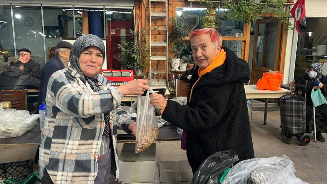 Tezgahta son günleri fakat fiyatını duyan ardına bakmadan kaçıyor! Fiyatlar cep yakıyor, vatandaş alışverişi unuttu 7